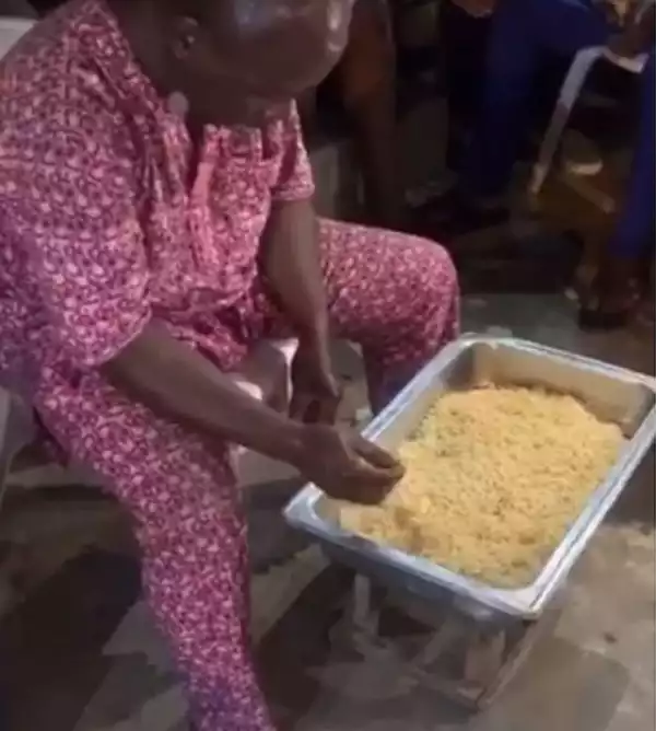 Man Leaves Crowd Amazed As He Finishes 10 Super Packs Of Noodles (Video)